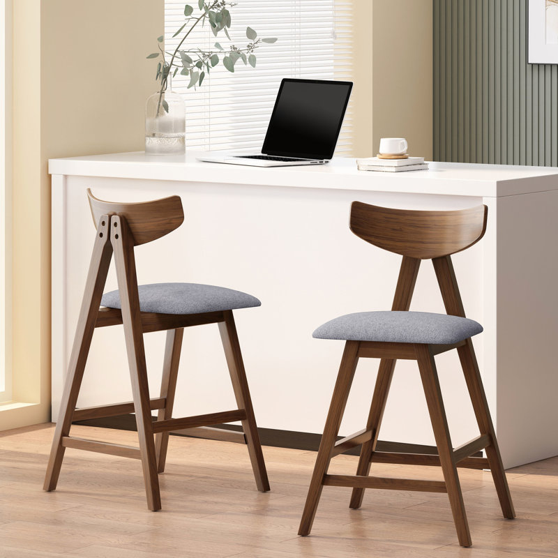 Paire de tabourets de comptoir de style Mid-Century Mid-Century rembourrés gris foncé avec base en bois d'hévéa