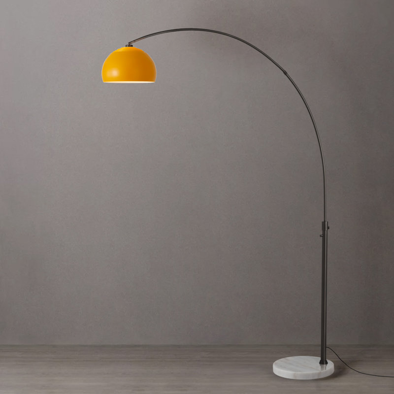 Lampe à arc demi-dôme 92 po - nickel noir, base en marbre blanc, abat-jour en acier moutarde demi-dôme, à intensité variable, ampoule incluse