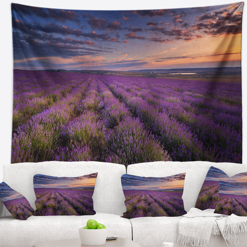 Motif floral champ de lavande foncé avec ciel nuageux, H 32 po x l 39 po