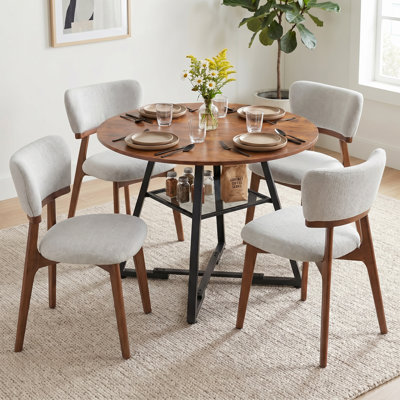 Table de salle à manger ronde industrielle Ameah de 119 cm (47 po) brun rouille et 4 chaises de salle à manger rembourrées en bois massif gris pâle, table de cuisine fixe avec étagère de rangement en filet et pieds croisés pour les repas et les réunions de famille.