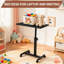 Table à accoudoirs pivotante à 360 ° avec réglage de la hauteur, table d'appoint multifonctionnelle avec fente pour tablette et roulettes verrouillables pour le salon, la chambre à coucher et les petits espaces