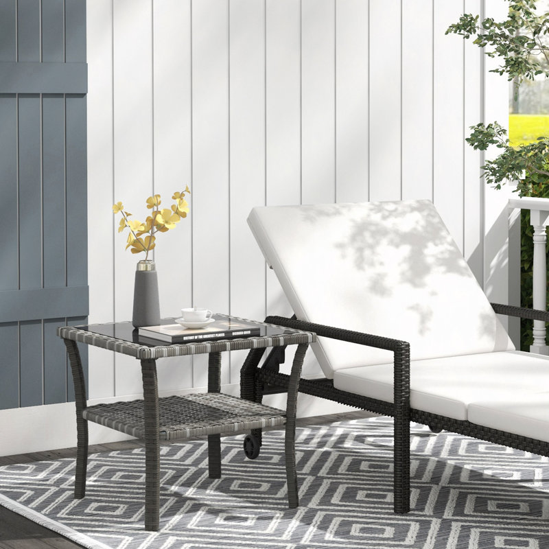 Table d'appoint en rotin, table de bout d'extérieur avec tablette de rangement, cadre carré en aluminium, table basse avec plateau en verre trempé