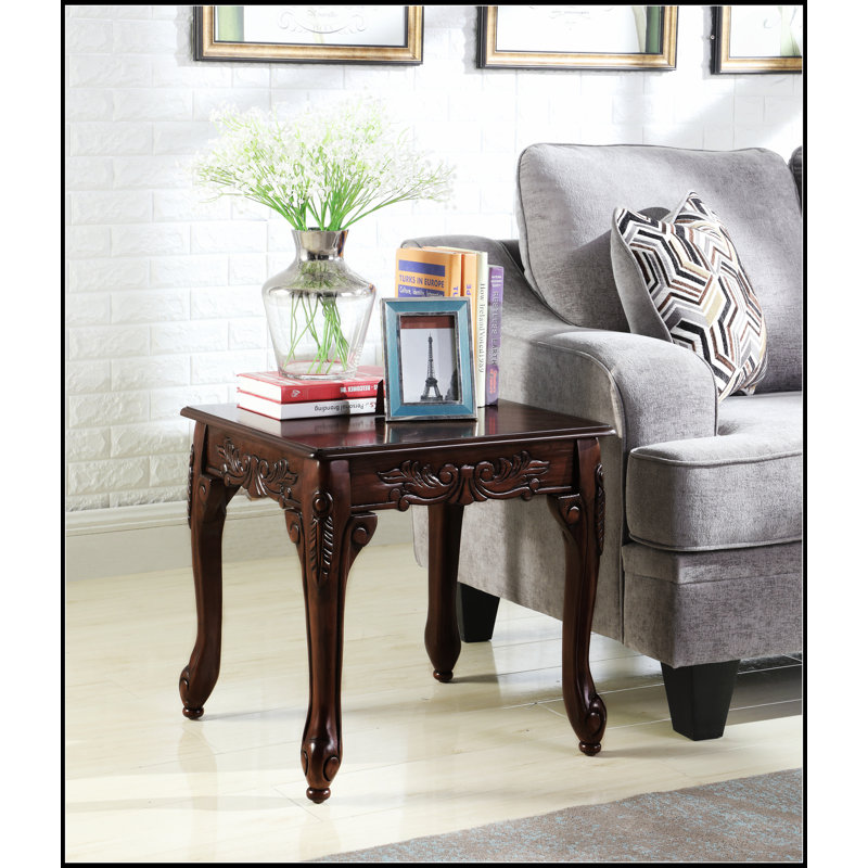 Table de bout traditionnelle en bois avec finition cerisier foncé, parfaite pour rehausser la décoration intérieure et ajouter de l'élégance.