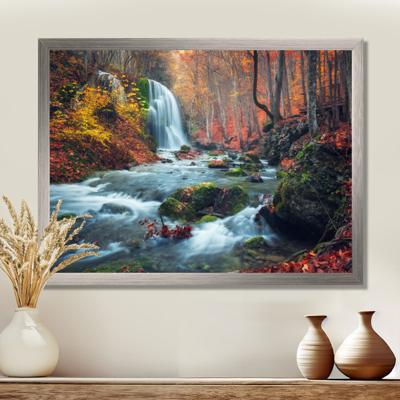 Autumn Mountain Waterfall Long View - Reproduction de photo sur toile tendue, H 34 po x l 44 po, Impression encadrée