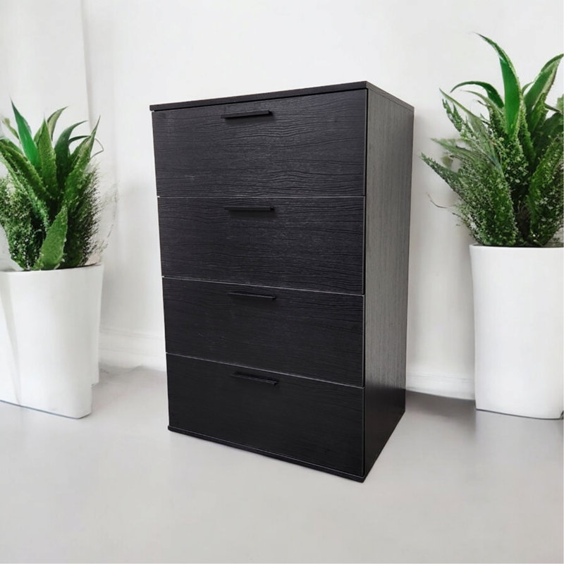 Commode noire à quatre tiroirs
