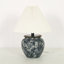 Lampe de table ronde chinoise moderne en porcelaine bleue à une lumière avec abat-jour plissé en lin, idéale pour la chambre à coucher.