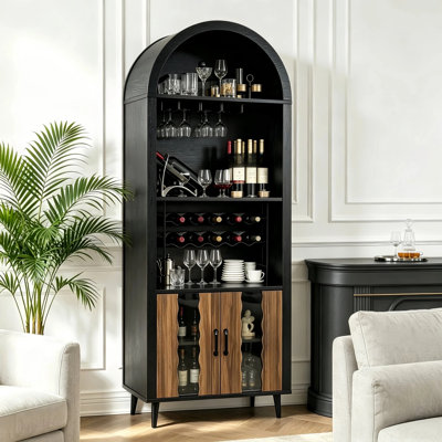 Meuble-bar à vin noir de style ferme, de 180 cm (71 po), avec porte-bouteilles et porte-verres.
