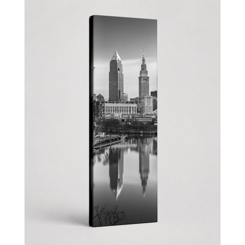 «Cleveland Skyline B&W» par Cody York - art mural sur toile haut, 24" W x 72" H