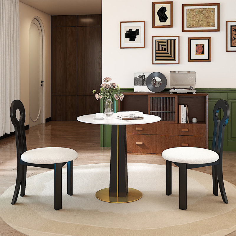 Ensemble de salle à manger 3 pièces moderne avec plateau rond en pierre frittée 33,5 po, base piédestal noire avec garniture dorée et 2 chaises en bois d'hévéa