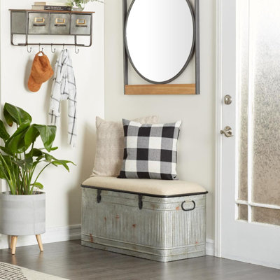 Banc de rangement gris en métal galvanisé avec dessus en toile de jute crème et loquets noirs, 38 po x 16 po x 19 po