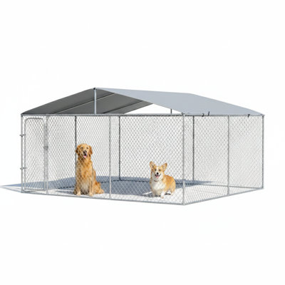 Barrière en acier pour chien avec auvent attaché, créant un chenil mesurant 157,5 pouces de long par 157,5 pouces de large par 91,25 pouces de haut.
