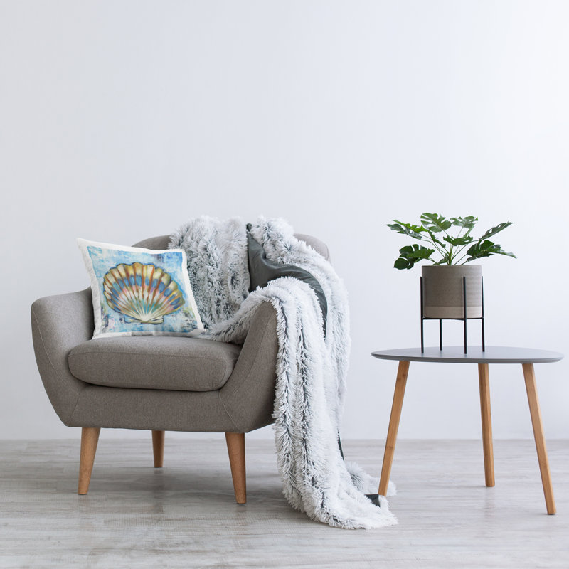 Coussin bleu marine à motif de coquillages imprimés par Liz Jardine