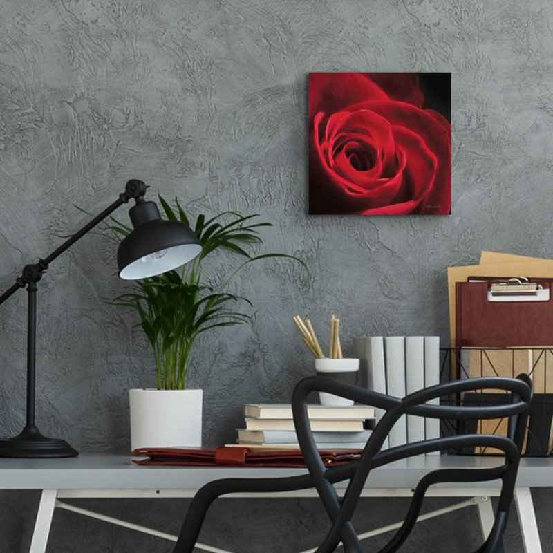 «The Red Rose I» par Lori Deiter, art mural en verre acrylique, H 12 po x l 12 po x P 0,13 po