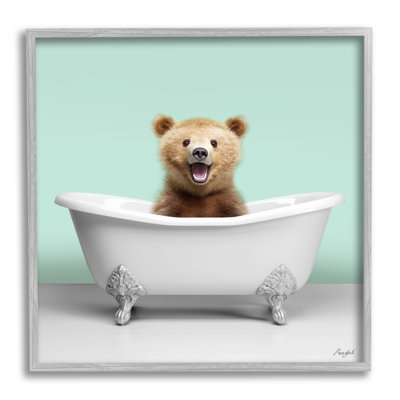 «Bear Cub In Bathaign» par Roozbeh