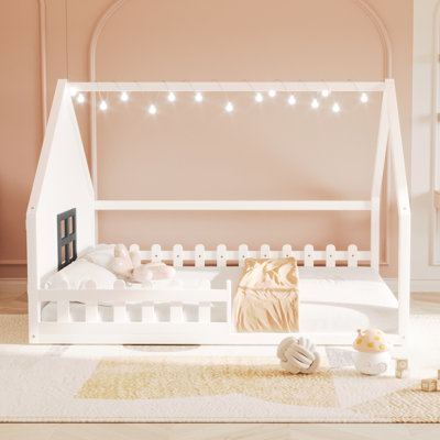Lit maison en bois blanc, lit double avec clôture et fenêtre - un atout pour la construction en pin de la taille du lit, conduit, sans charme de sommier