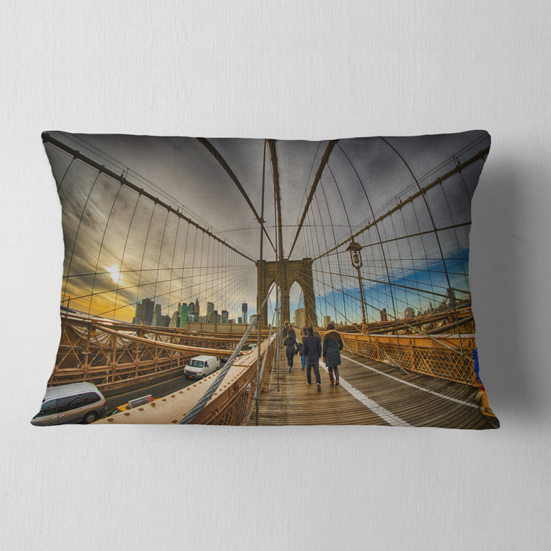 Coussin Schafer Designart "Strolling on Brooklyn Bridge"
