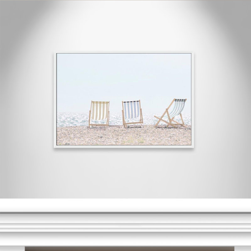 «Adriatica Beach Chairs», reproduction encadrée sur papier par Leah Straatsma, H 29,5 po x l 41,5 po x P 1,25 po