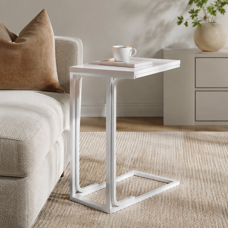 Table d'appoint contemporaine en forme de C pour des espaces de vie polyvalents, rehaussant le décor