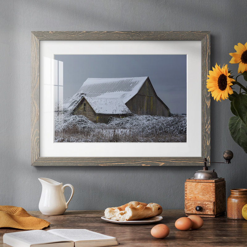 Winter Barn, impression sur papier encadrée, Encadré gris, H 22 po x l 32 po x P 1,5 po