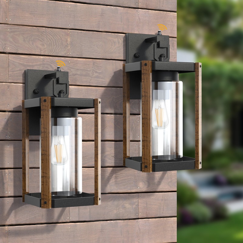 Lanterne murale d'extérieur 1 lumière H 13 po en fer et grain de bois noir avec crépuscule à l'aube, Noir mat / grain de bois