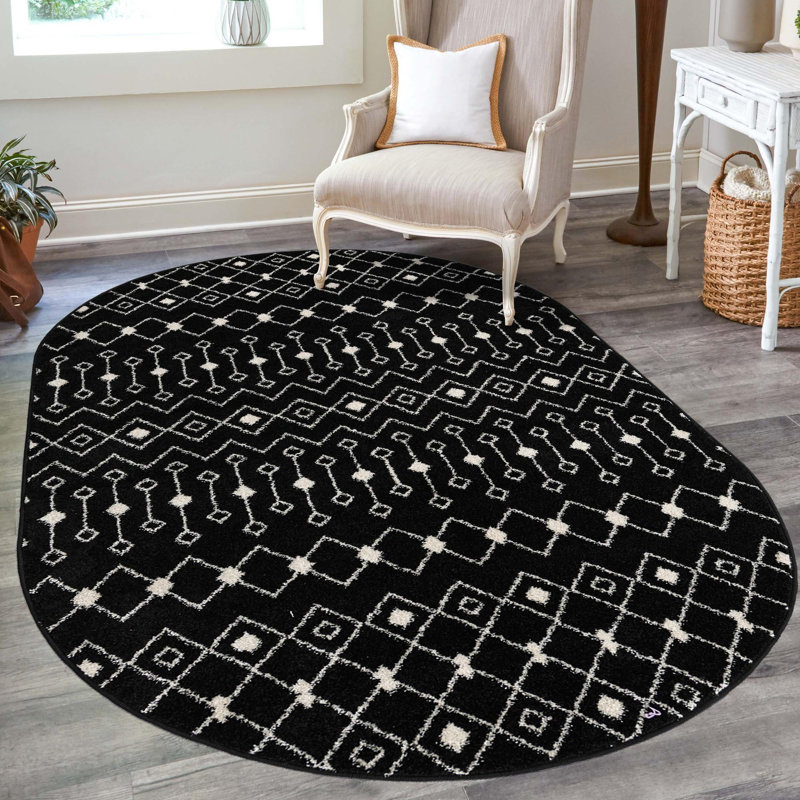 Tapis noir / blanc en polypropylène tissé à la machine Briehn, Ovale 4 pi x 6 pi