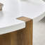 Table basse 33,4 pouces de diamètre minimaliste en panneau de fibres à densité moyenne, un choix stable et pratique. La conception unique encastrée et le support de trois pieds de table rendent la structure de la table basse stable.