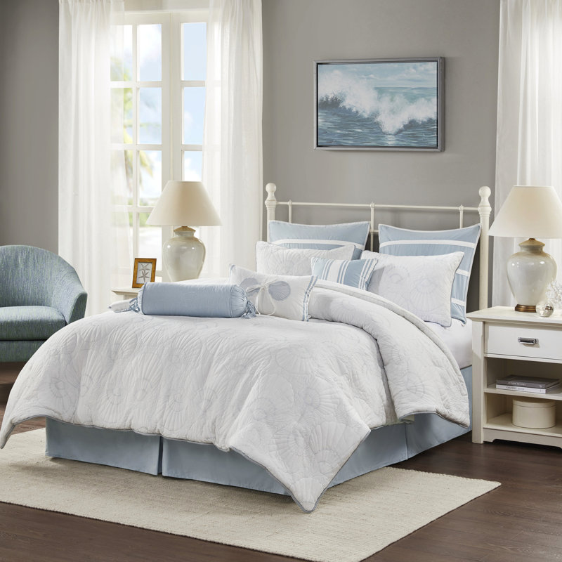 Édredon pour très grand lit blanc avec matelassage bleu en coquille pour une literie de luxe dans une chambre à coucher