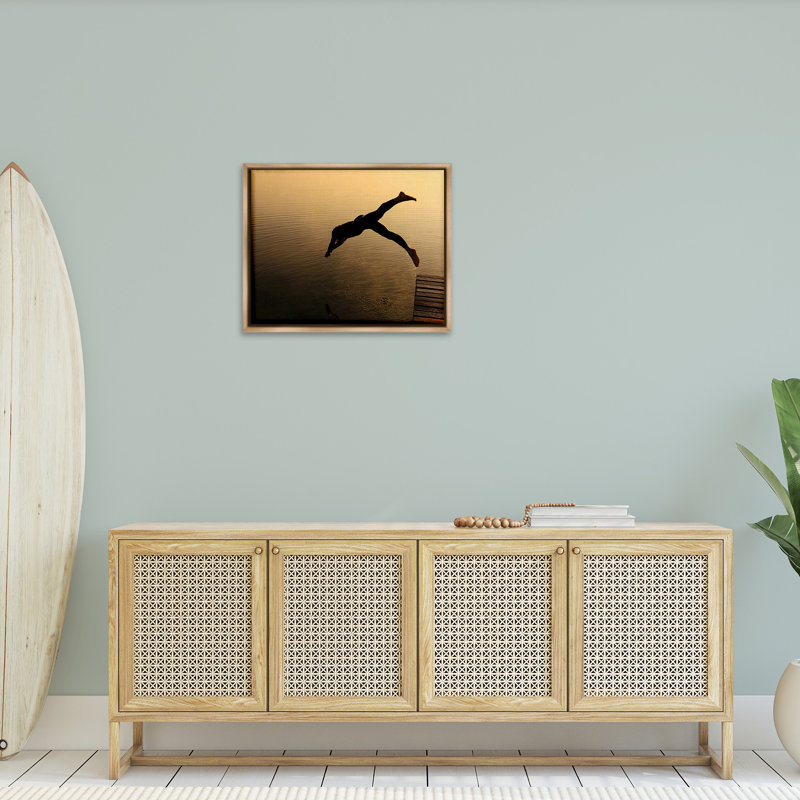 "Diving Off Dock Silhouette" par Lil 'Rue sur toile, Cadre flottant orme Montalcino, H 25 po x l 31 po