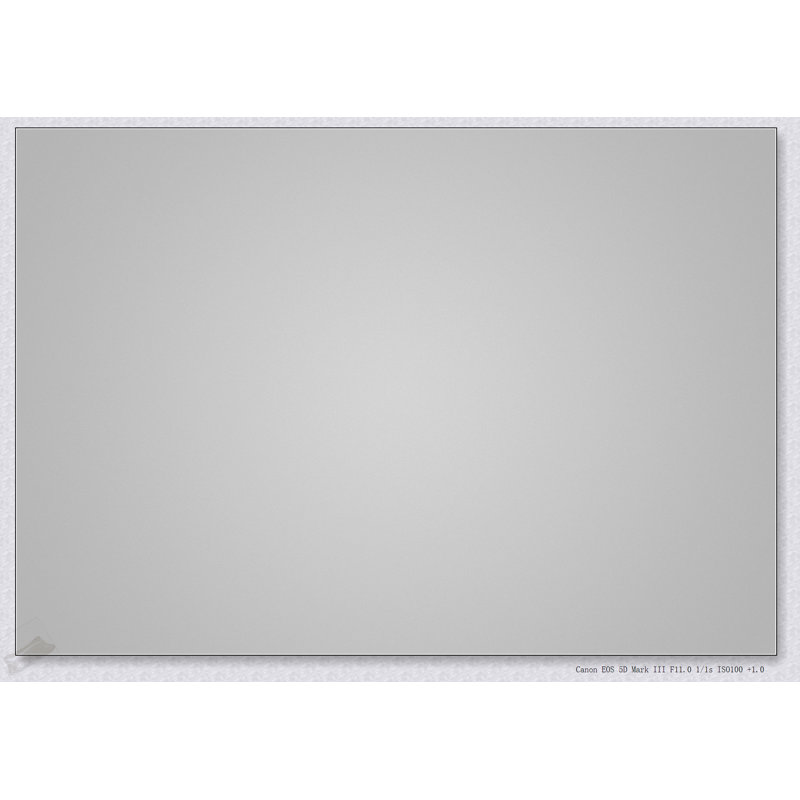 Élégante console étroite avec plateau en verre trempé transparent et structure en métal argenté pour les entrées et les salons modernes