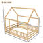 Lit double en bois naturel avec toit de maison, plancher en pin