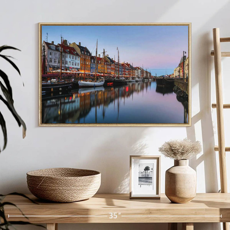 Nyhavn New Harbor, 25 po x 17 po, Cadre flottant en bois naturel