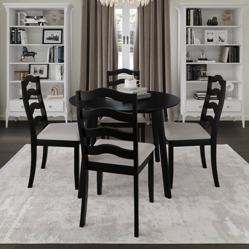 Ensemble de salle à manger 5 pièces avec table ronde noire et chaises à dossier à lattes horizontales noires rembourrées