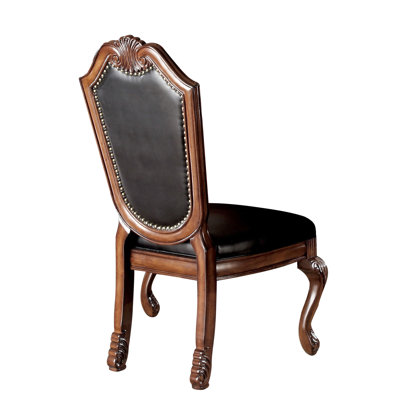 2 chaises de salle à manger noires et cerisier - Sans accoudoirs, dossier haut, assise rembourrée en similicuir avec garniture cloutée, pieds en bois, paire standard, revêtement en cerisier en cerisier, sans accoudoirs, coussin haut rembourré, pieds pour repas