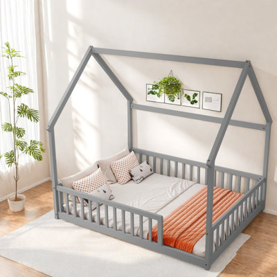 Lit double pleine grandeur, garde-corps en bois de pin, chambre d'enfant pour la ferme