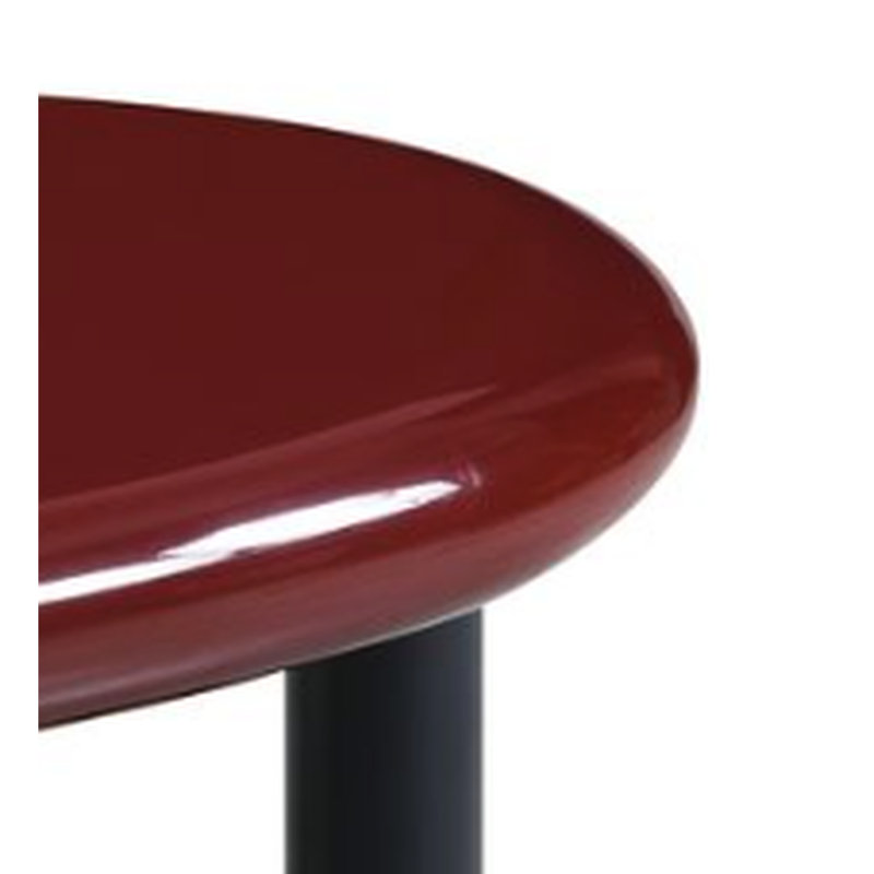 Table d'appoint rouge contemporaine laquée brillante, plateau de 60 mm, piètement en métal, charge maximale de 18 kg, profondeur de 37,5 cm, largeur de 52,3 cm, hauteur de 36,4 cm.