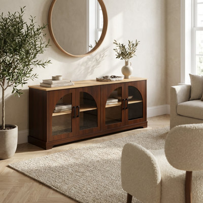 Meuble télé de style campagnard avec portes en verre semi-arquées et tablettes réglables pour le rangement des médias dans le salon
