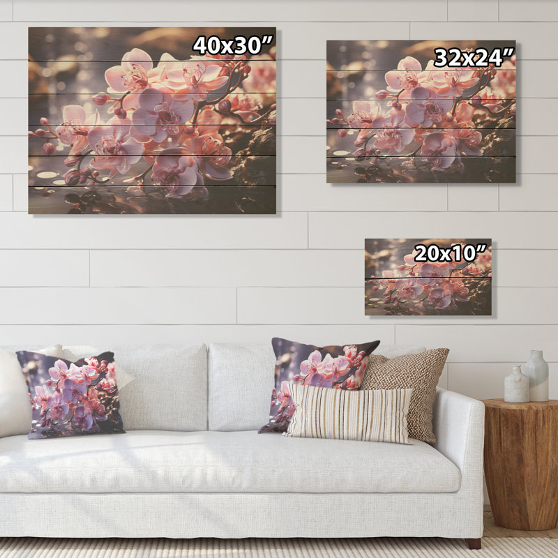 Orchidées roses dans des teintes améthystes qui poussent le long d'un ruisseau d'eau - art en bois d'orchidées sur bois de pin naturel