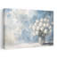 Art floral nuageux - Vase de fleurs blanches contemporaines aux couleurs douces-118364735