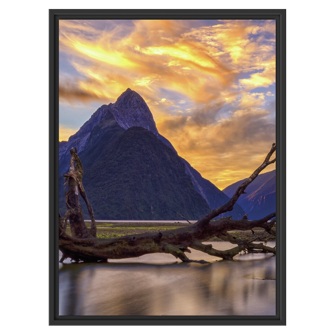 Gerahmtes Wandbild Baum in Berglandschaft