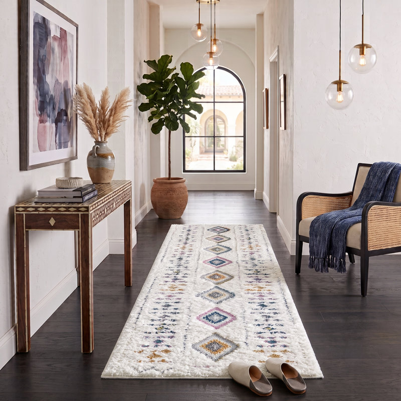 Tapis géométrique blanc cassé / bleu / rose Lola, Tapis de couloir 2 pi 7 po x 8 pi