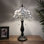 Lampe de table Cortlandt Tiffany Vitrail blanc de style baroque avec ampoules à DEL lavande incluses H 22 po x l 12 po x P 12 po