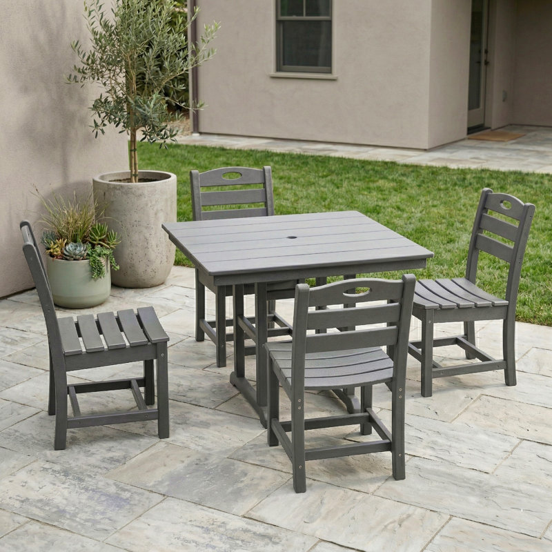 Ensemble de salle à manger de patio 5 pièces gris Hdpe avec table carrée, 4 chaises et trou pour parasol