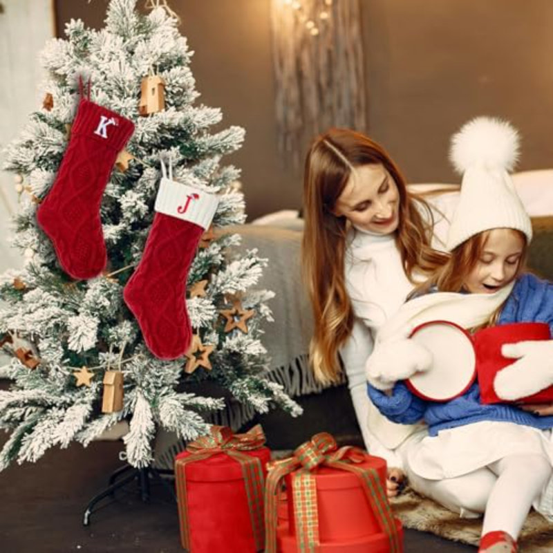 Bas de Noël avec initiales, bas de Noël brodés lettre V, bas de Noël tricoté grand monogramme de 18 po, décorations de fête de Noël pour foyer suspendus 1pcs blanc-rouge