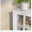 Armoire de rangement spacieuse avec portes en verre doubles et poignées en cloche uniques pour l'organisation de la cuisine