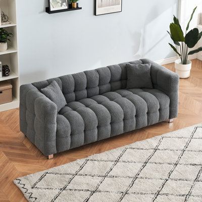 Canapé en peluche 80 pouces dans la chambre du salon avec deux coussins décoratifs
