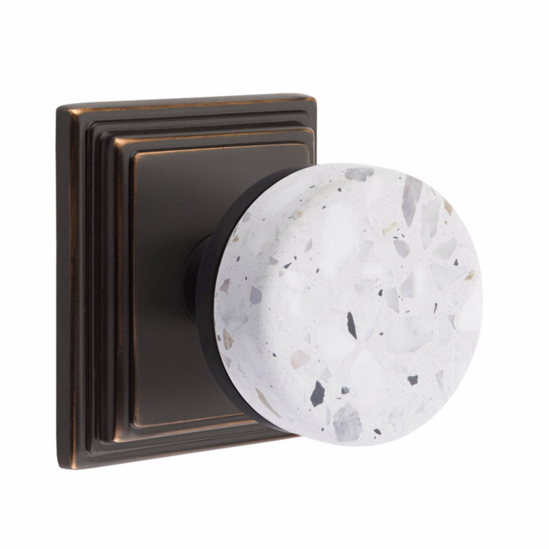 Ensemble de boutons de passage Emtek Select, rosette Wilshire, tige conique, bouton terrazzo clair, Bronze huilé