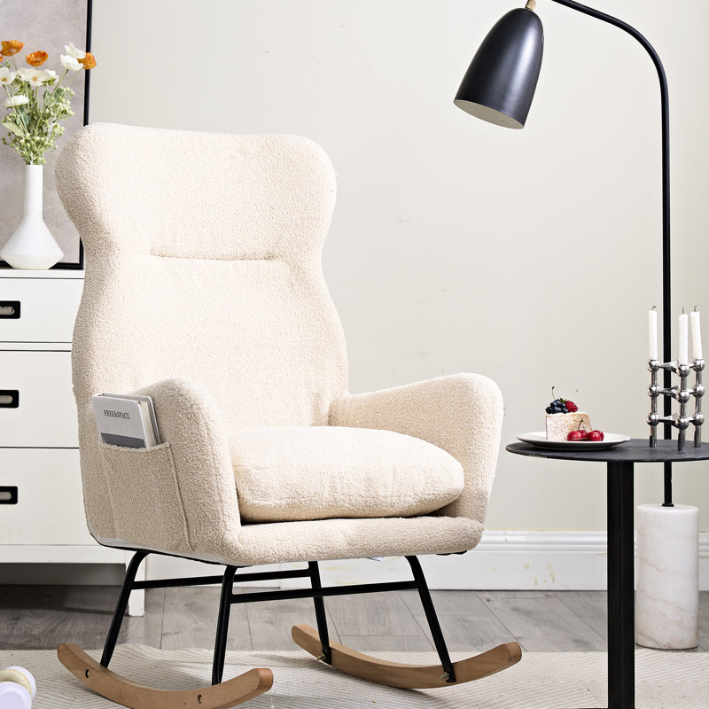 Chaise berçante en métal beige avec structure ergonomique