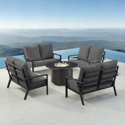 Ensemble de table de foyer en aluminium noir avec quatre causeuses profondes
