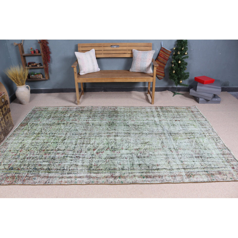 Tapis turc vintage vert avec un motif délavé unique pour une décoration intérieure élégante dans des tons pastel doux