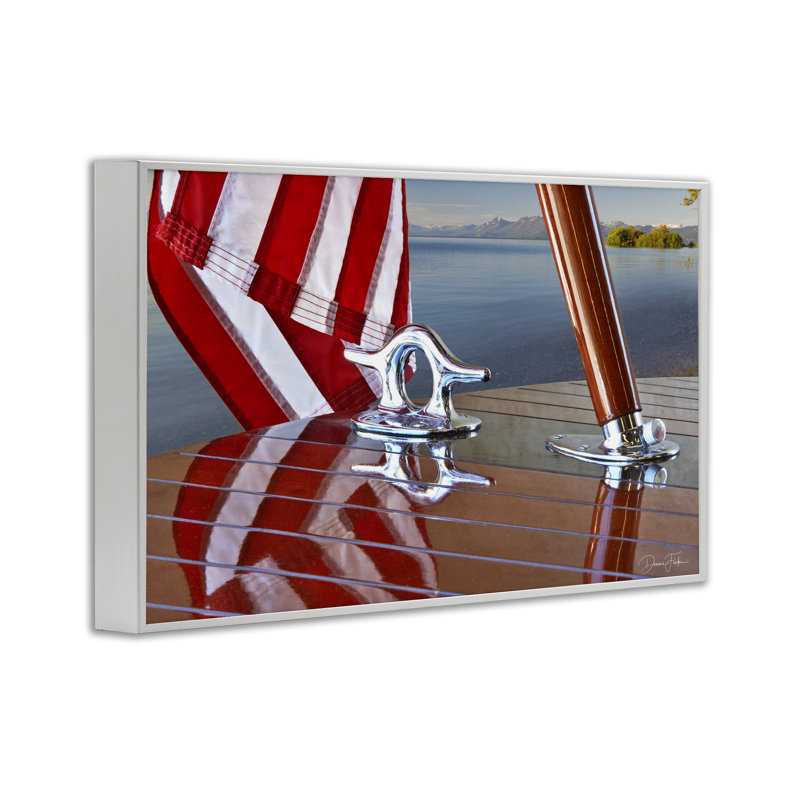 Drapeau sur coque de bateau, estampe numérique encadrée par Dennis Frates, Giclée encadrée blanc bord de mer